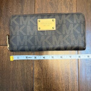 Michael Kors Jet Set Zip Wallet